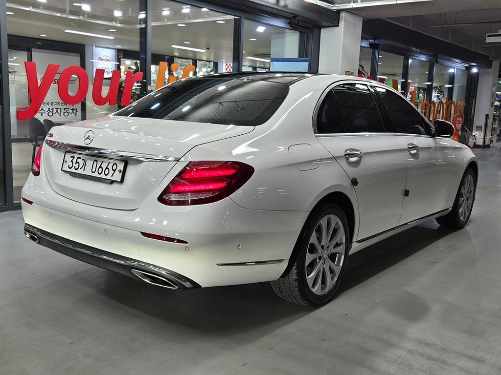 Mercedes Benz E class - Vista 4