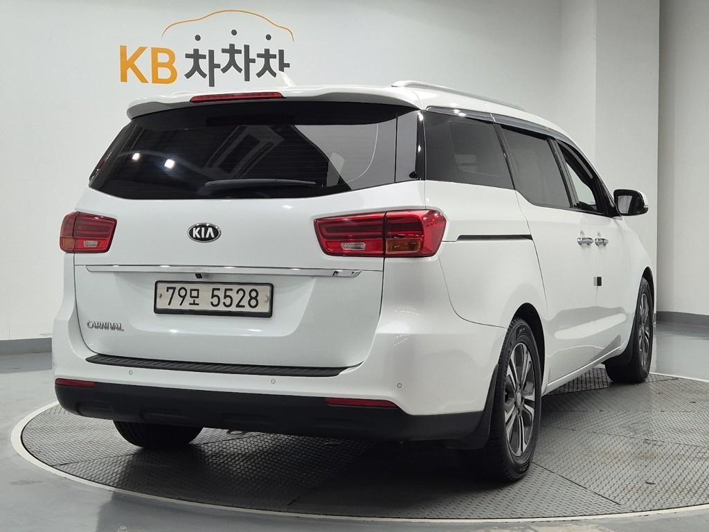 KIA Carnival - Vista 3