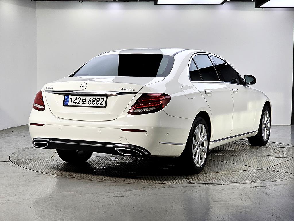 Mercedes Benz E class - Vista 4