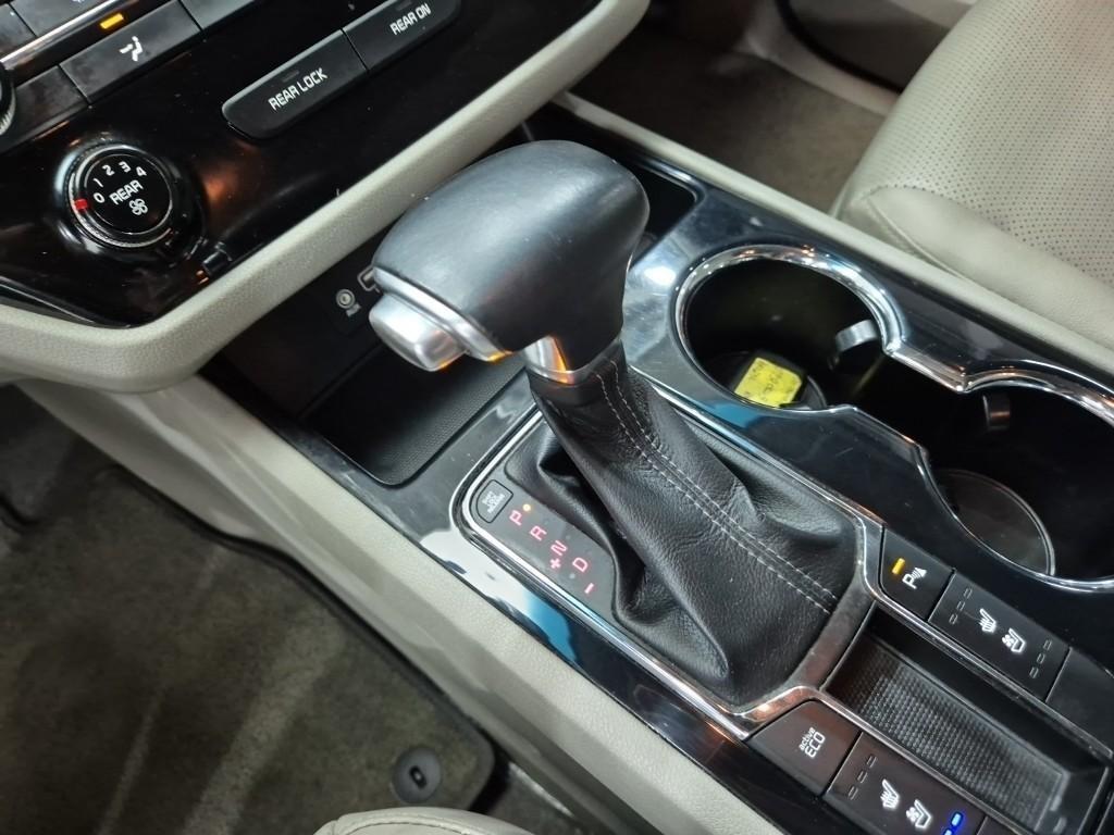 KIA Carnival - Vista 12