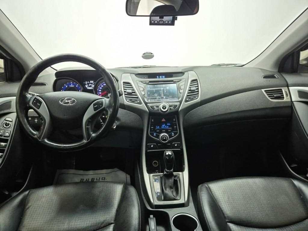HYUNDAI Avante - Vista 9