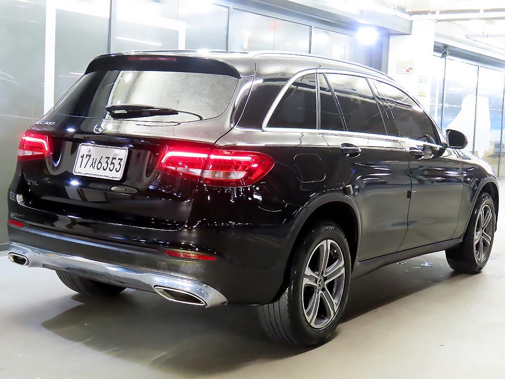 Mercedes Benz GLC Class - Vista 4