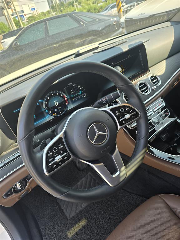 Mercedes Benz E class - Vista 4