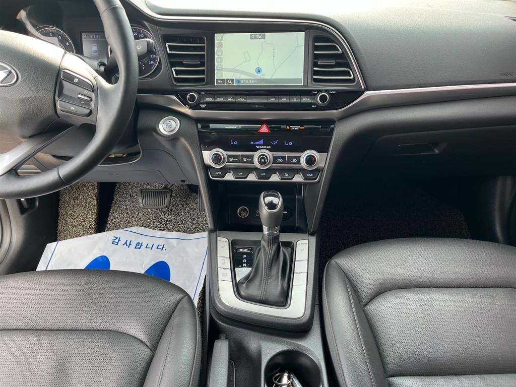 HYUNDAI Avante - Vista 9