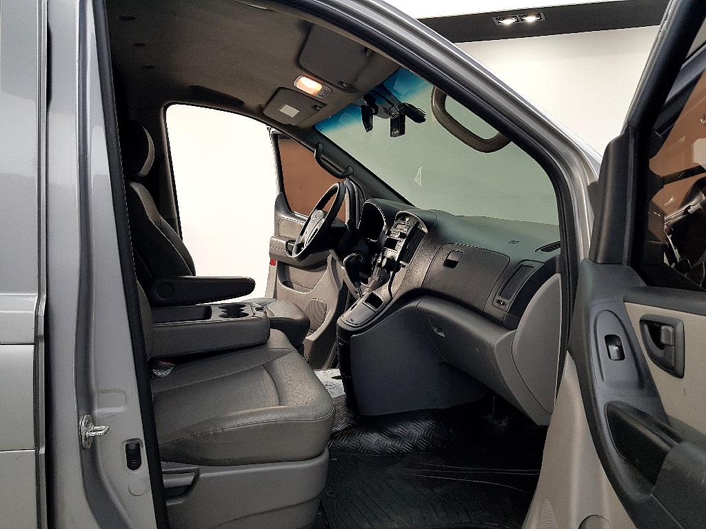 HYUNDAI Starex - Vista 7