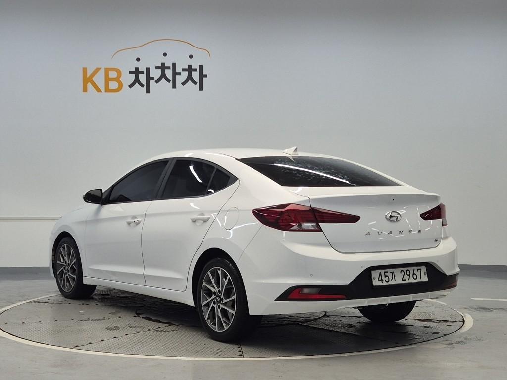 HYUNDAI Avante - Vista 2