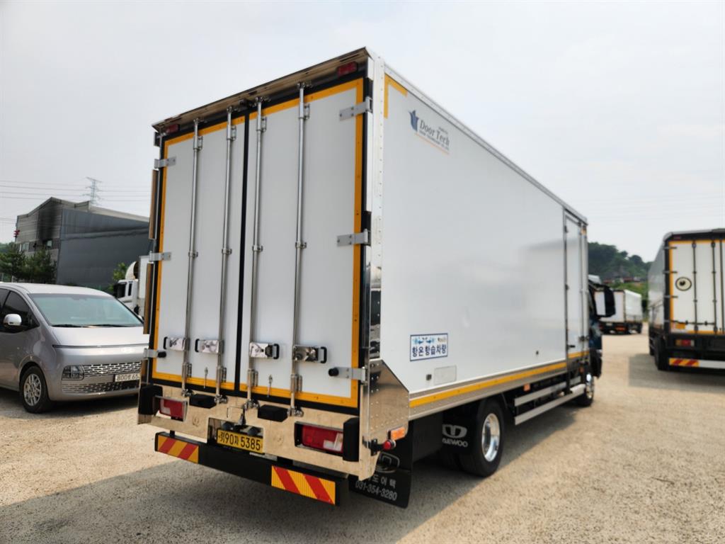 medium and large cargo truck - Vista 7