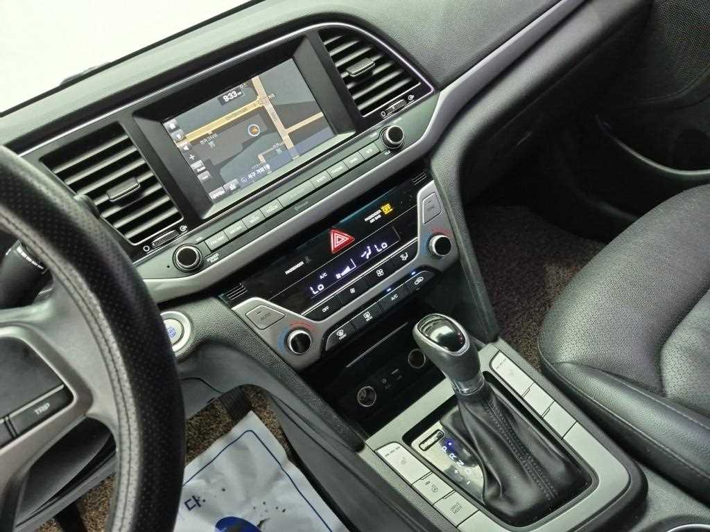 HYUNDAI Avante - Vista 12