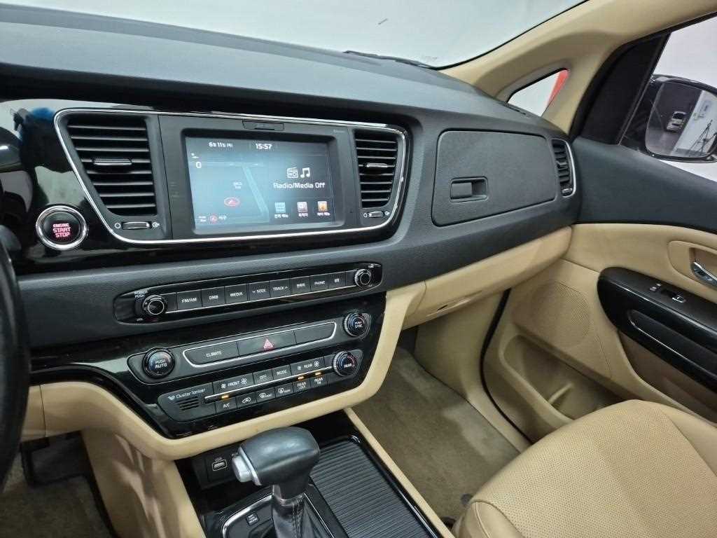 KIA Carnival - Vista 12
