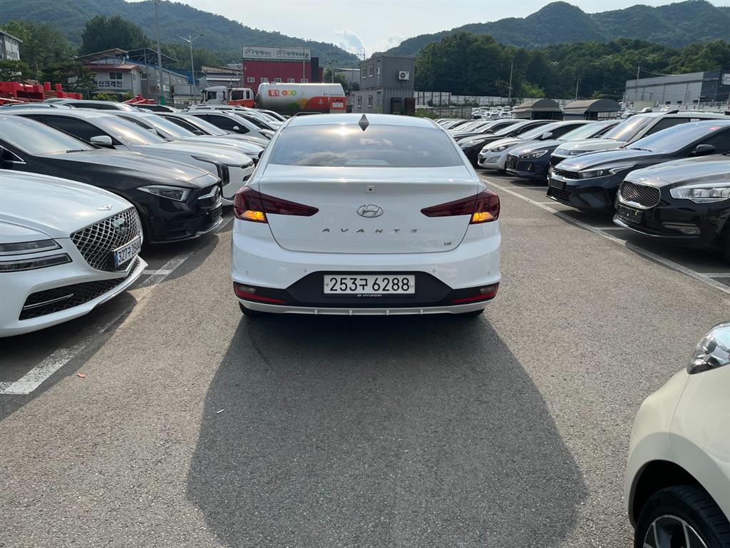 HYUNDAI Avante - Vista 2