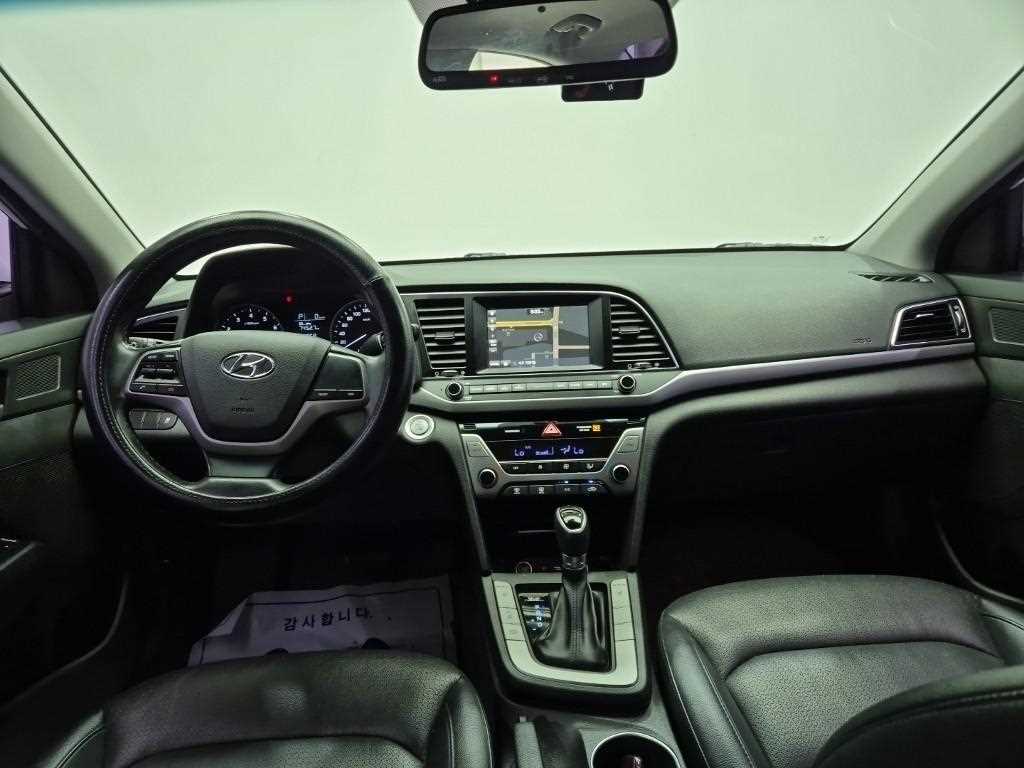 HYUNDAI Avante - Vista 9