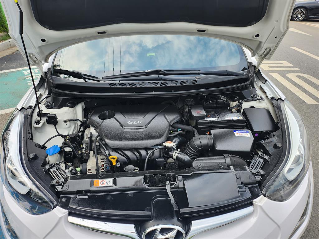HYUNDAI Avante - Vista 9