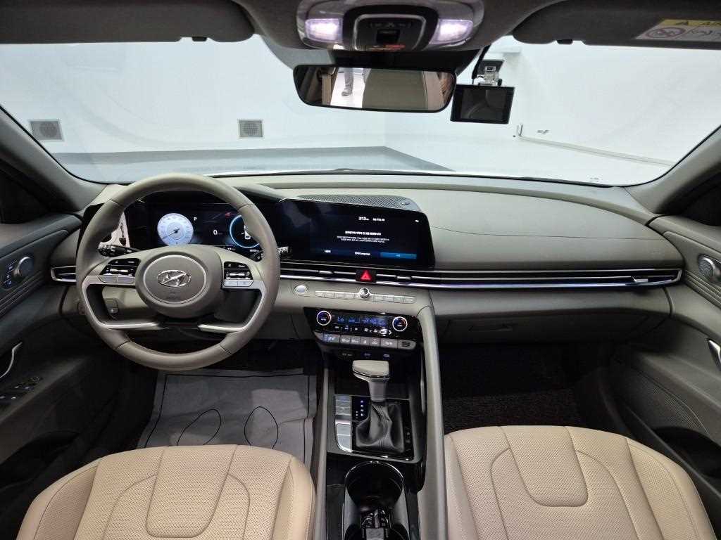 HYUNDAI Avante - Vista 9