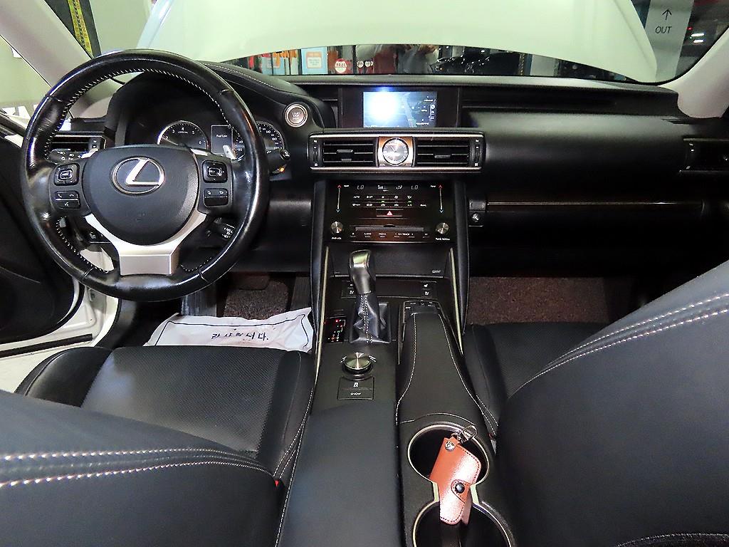 Lexus IS - Vista 10