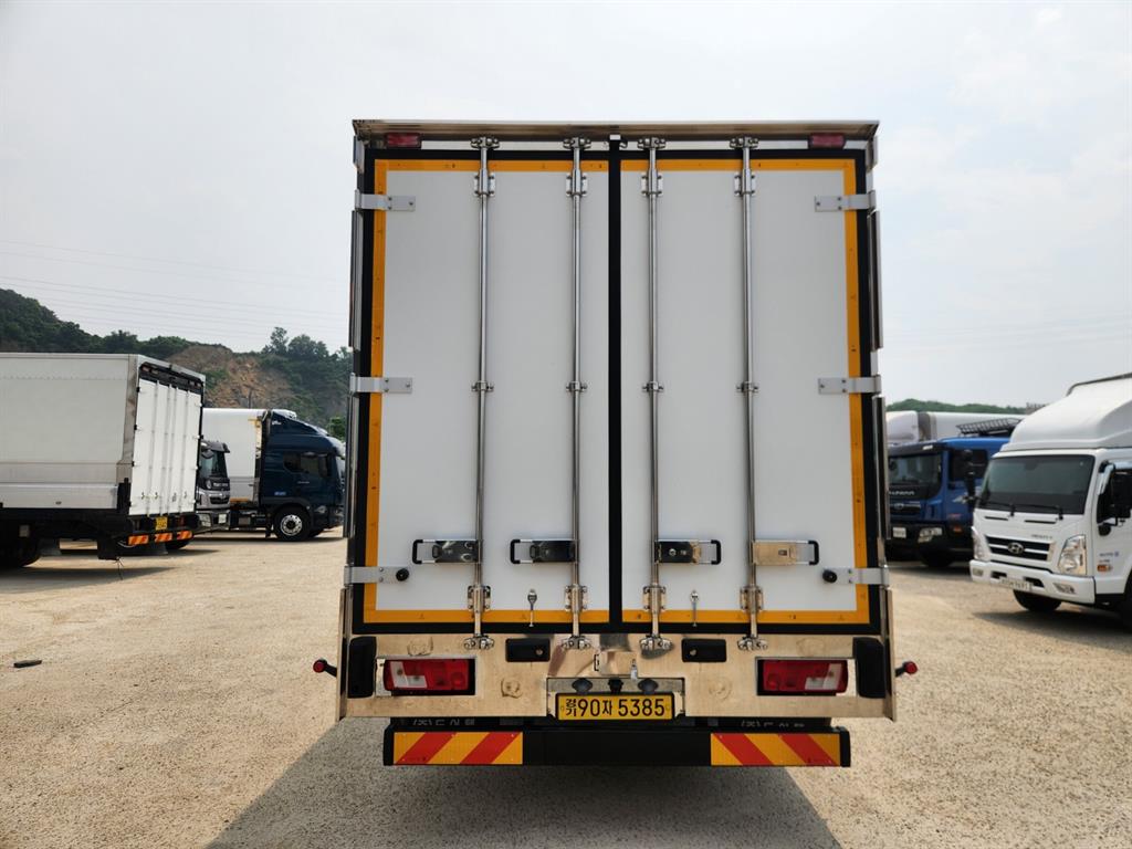 medium and large cargo truck - Vista 6