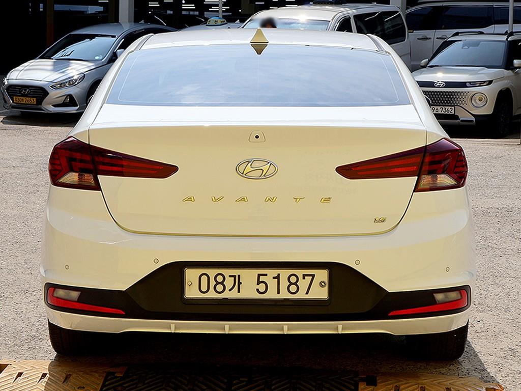 HYUNDAI Avante - Vista 3