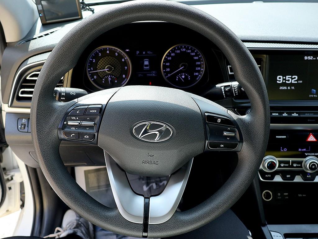 HYUNDAI Avante - Vista 10