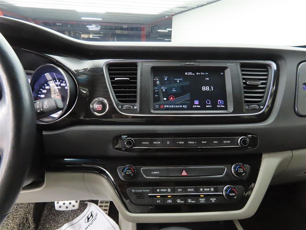 KIA Carnival - Vista 12