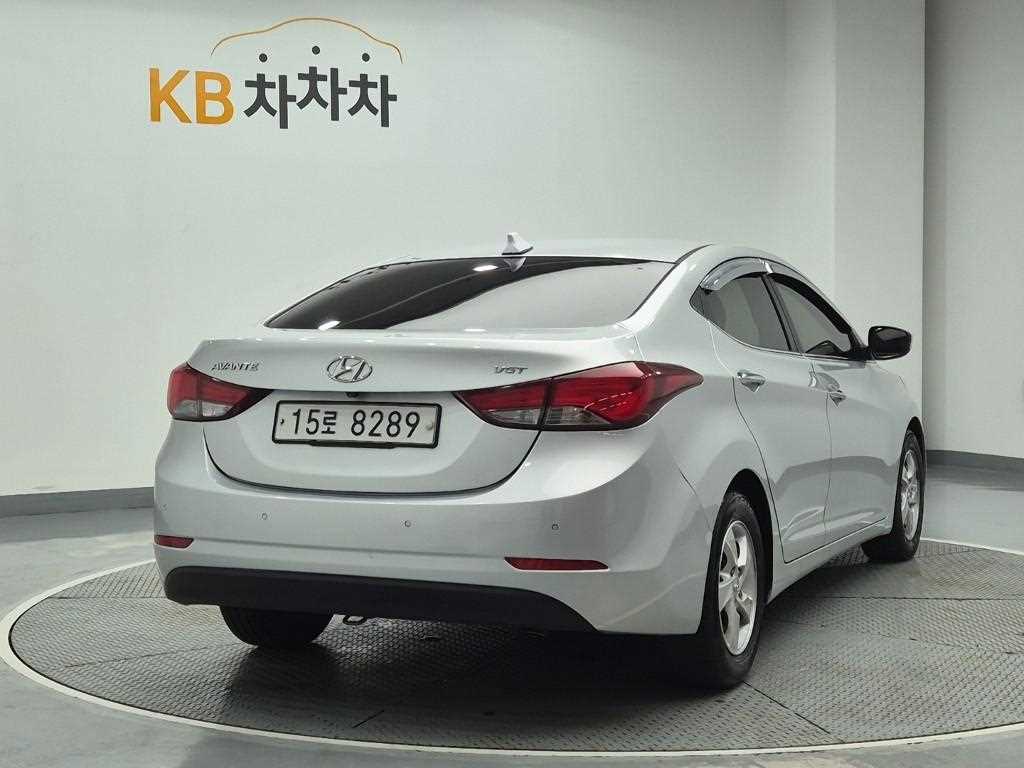 HYUNDAI Avante - Vista 3