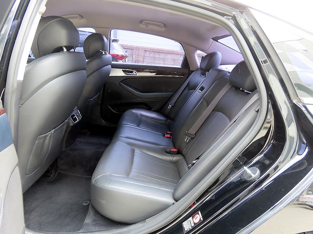 HYUNDAI Genesis - Vista 6