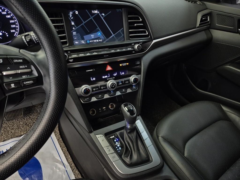 HYUNDAI Avante - Vista 10