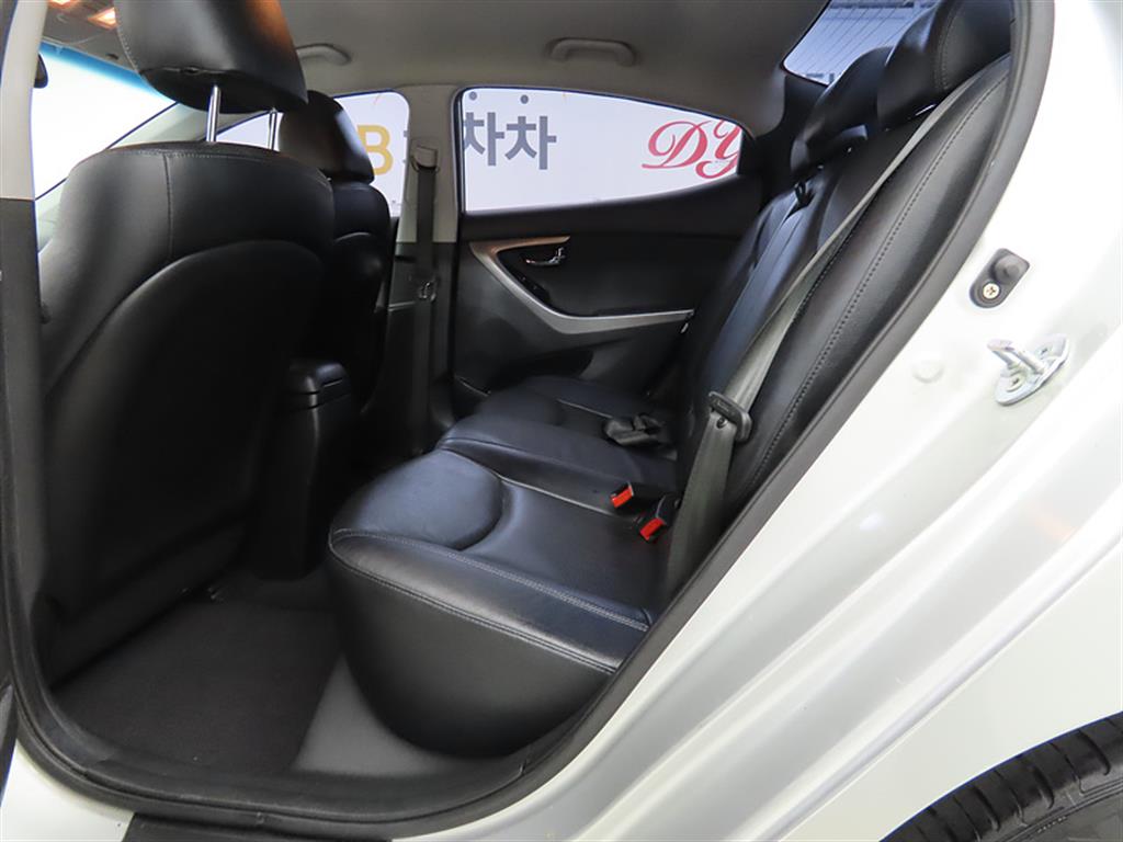 HYUNDAI Avante - Vista 8