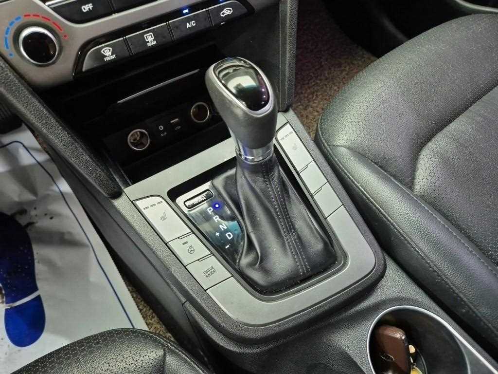 HYUNDAI Avante - Vista 10