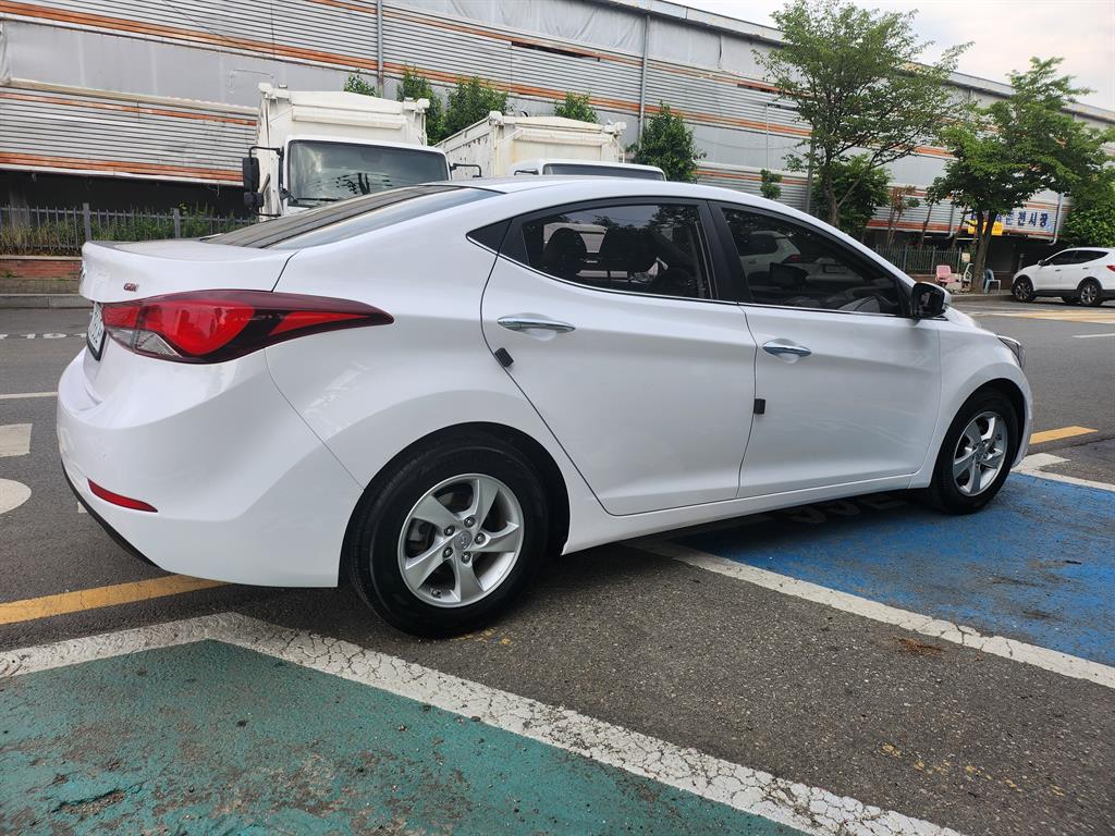 HYUNDAI Avante - Vista 3