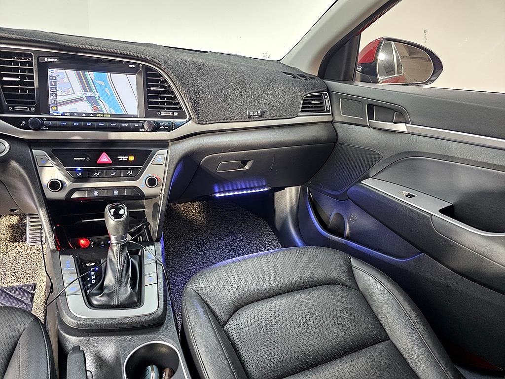 HYUNDAI Avante - Vista 12