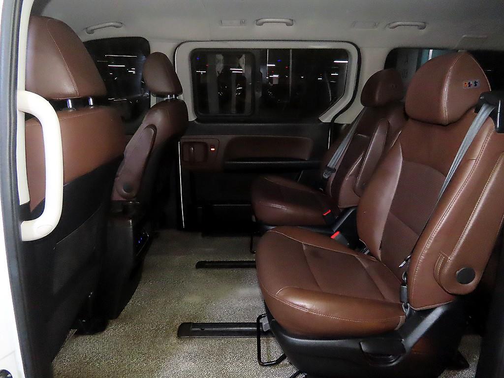 HYUNDAI Starex - Vista 7
