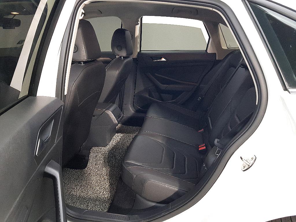 Volkswagen Jetta - Vista 11
