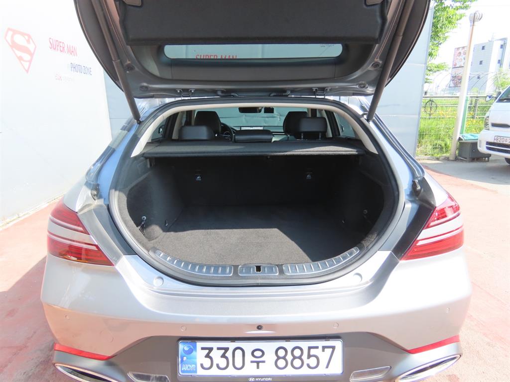 Genesis G70 - Vista 9