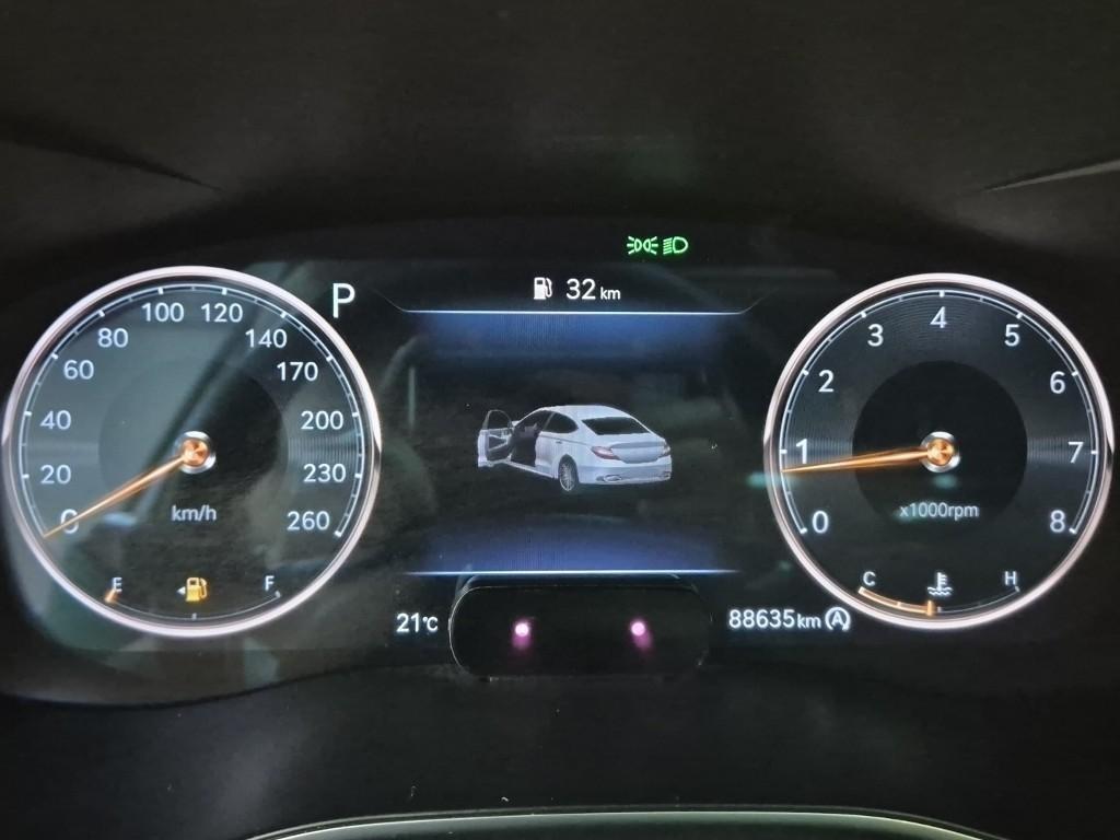 Genesis G70 - Vista 8