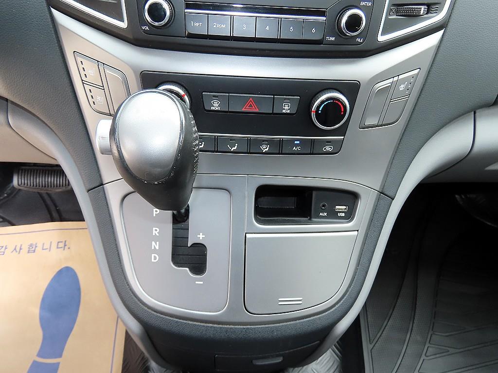 HYUNDAI Starex - Vista 10