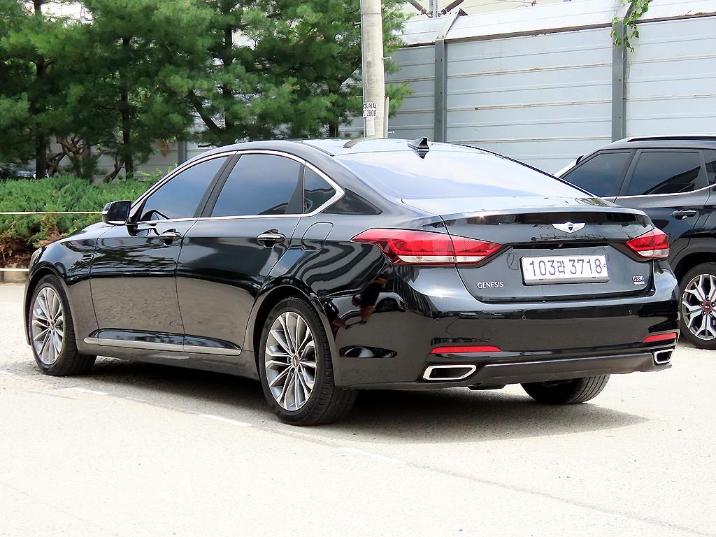 HYUNDAI Genesis - Vista 3