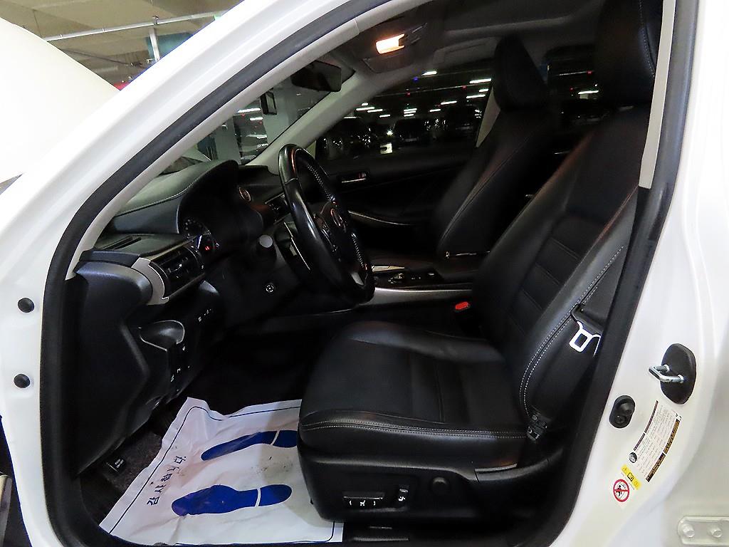 Lexus IS - Vista 6