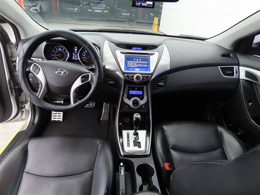 HYUNDAI Avante - Vista 9