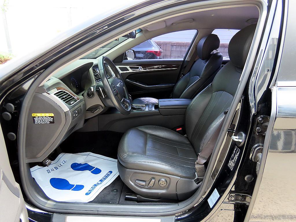 HYUNDAI Genesis - Vista 5