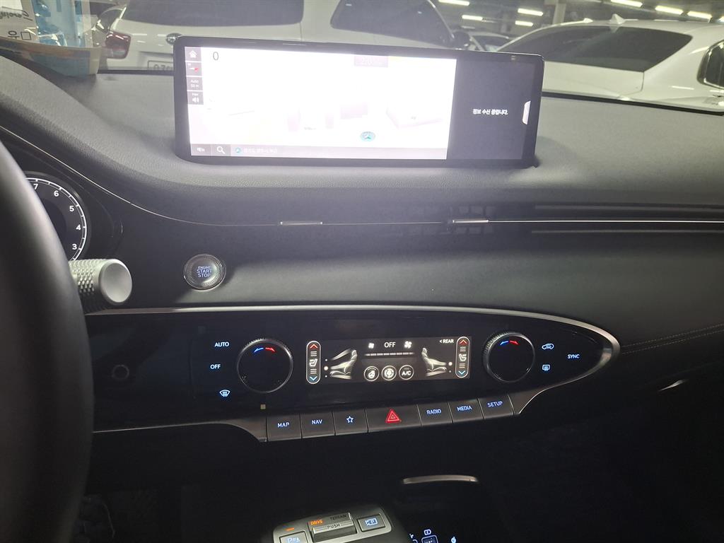 Genesis GV70 - Vista 7