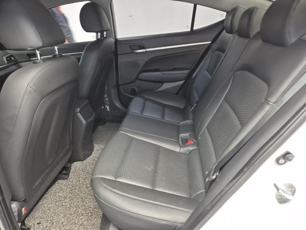 HYUNDAI Avante - Vista 12