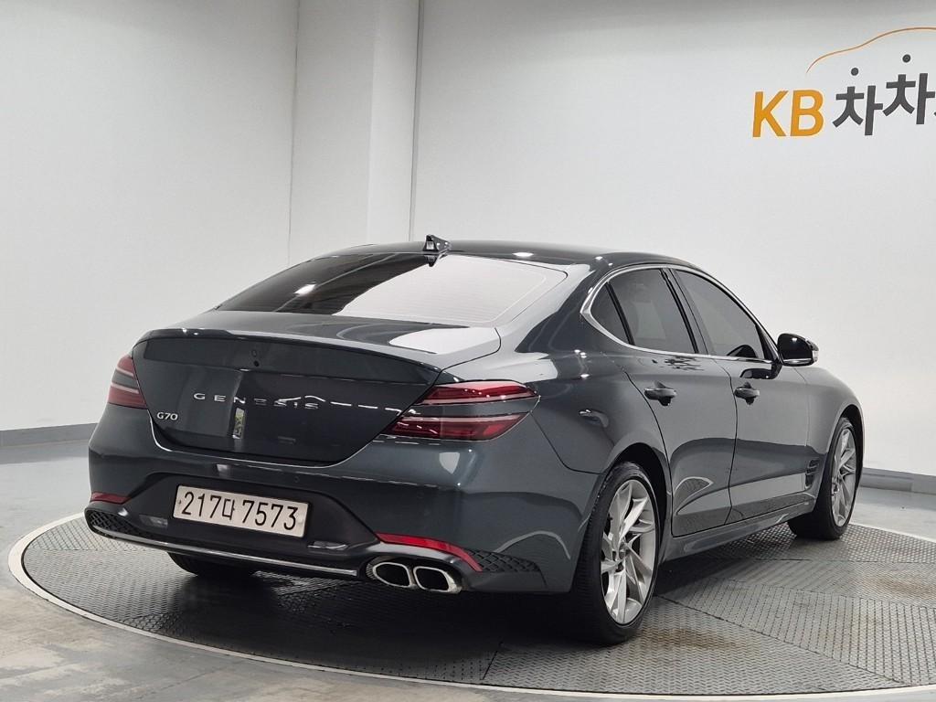 Genesis G70 - Vista 3