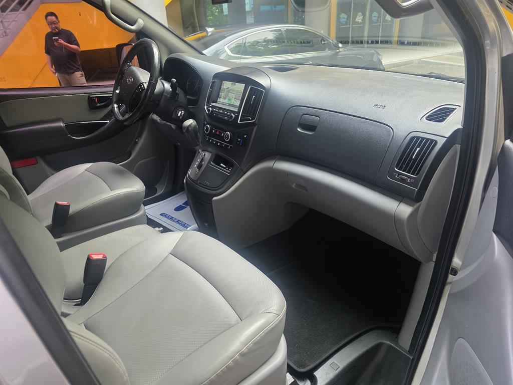 HYUNDAI Starex - Vista 12