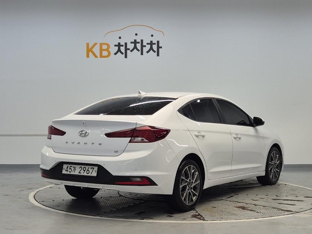 HYUNDAI Avante - Vista 3