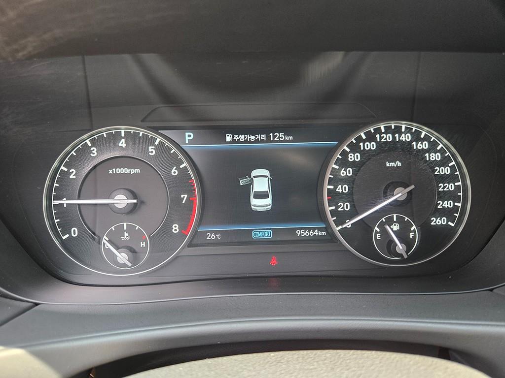 Genesis G90 - Vista 8