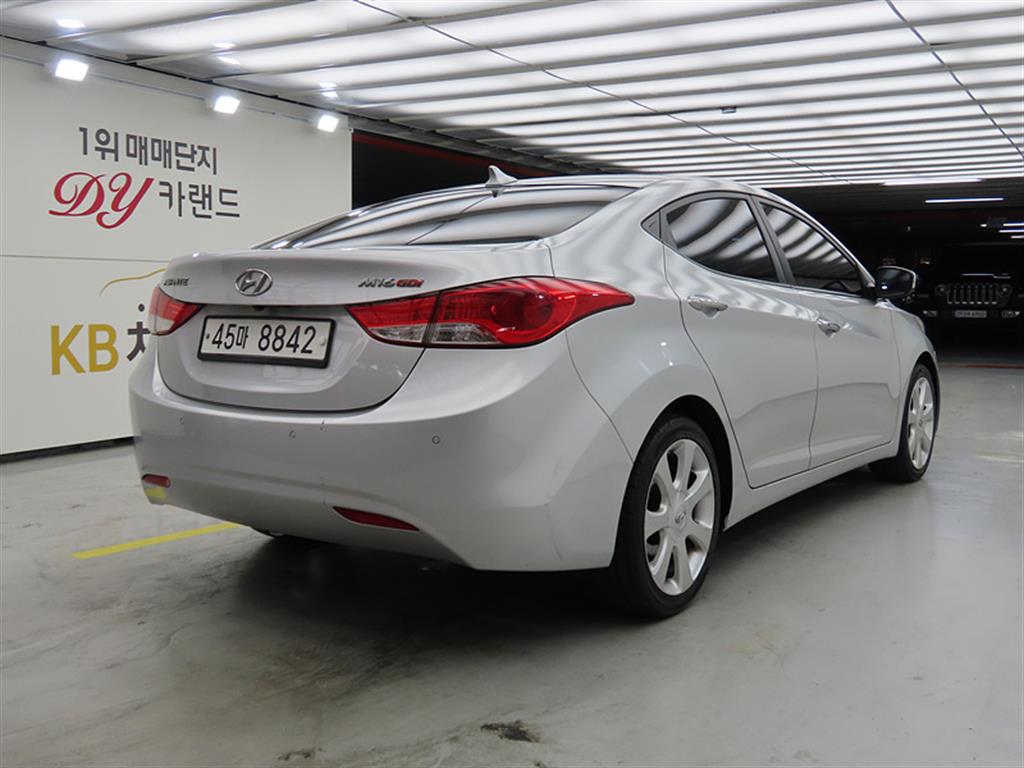 HYUNDAI Avante - Vista 6