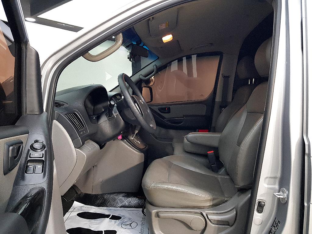 HYUNDAI Starex - Vista 10