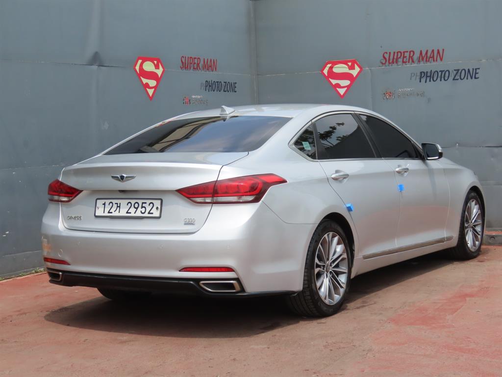 HYUNDAI Genesis - Vista 5
