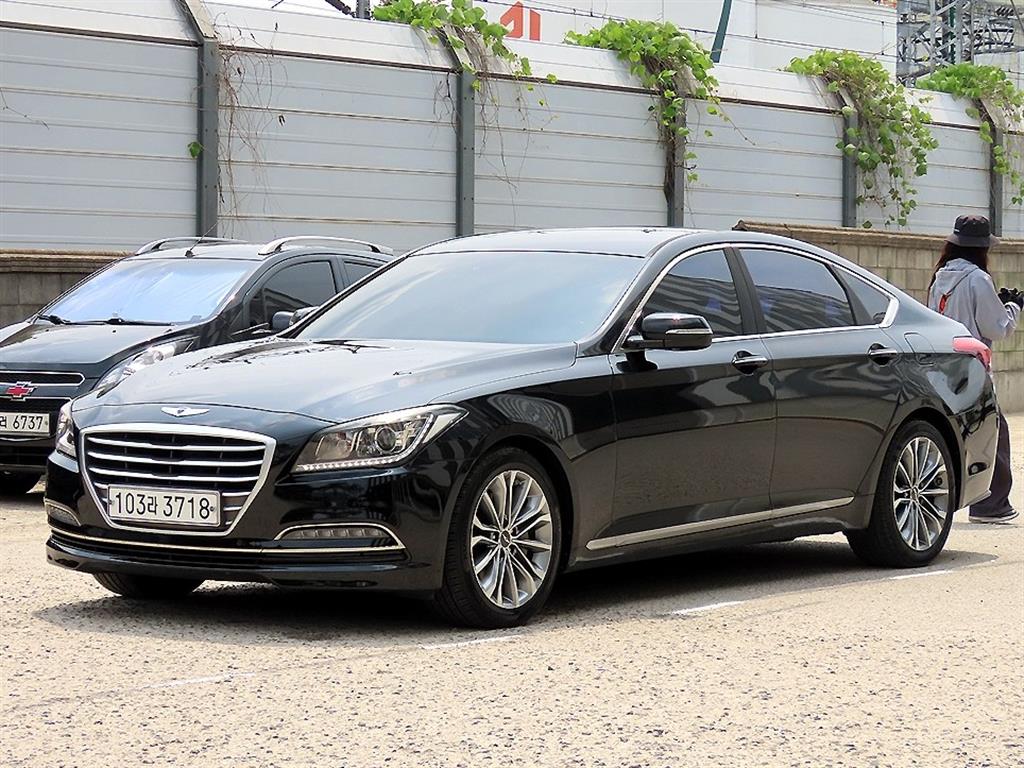 HYUNDAI Genesis - Vista 2