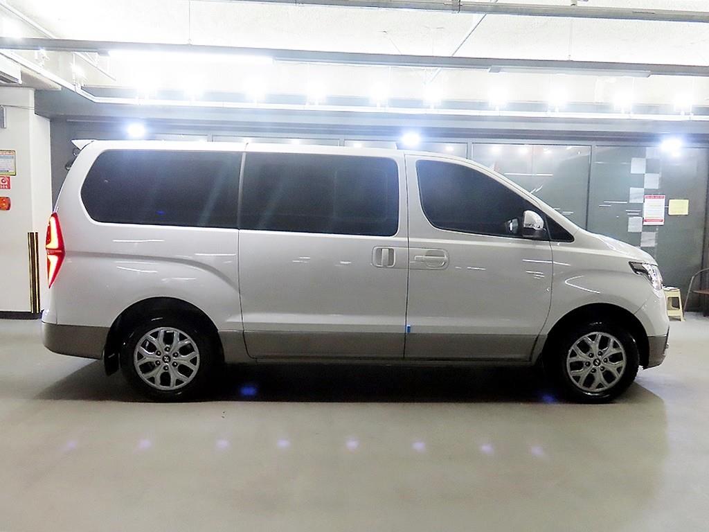 HYUNDAI Starex - Vista 3