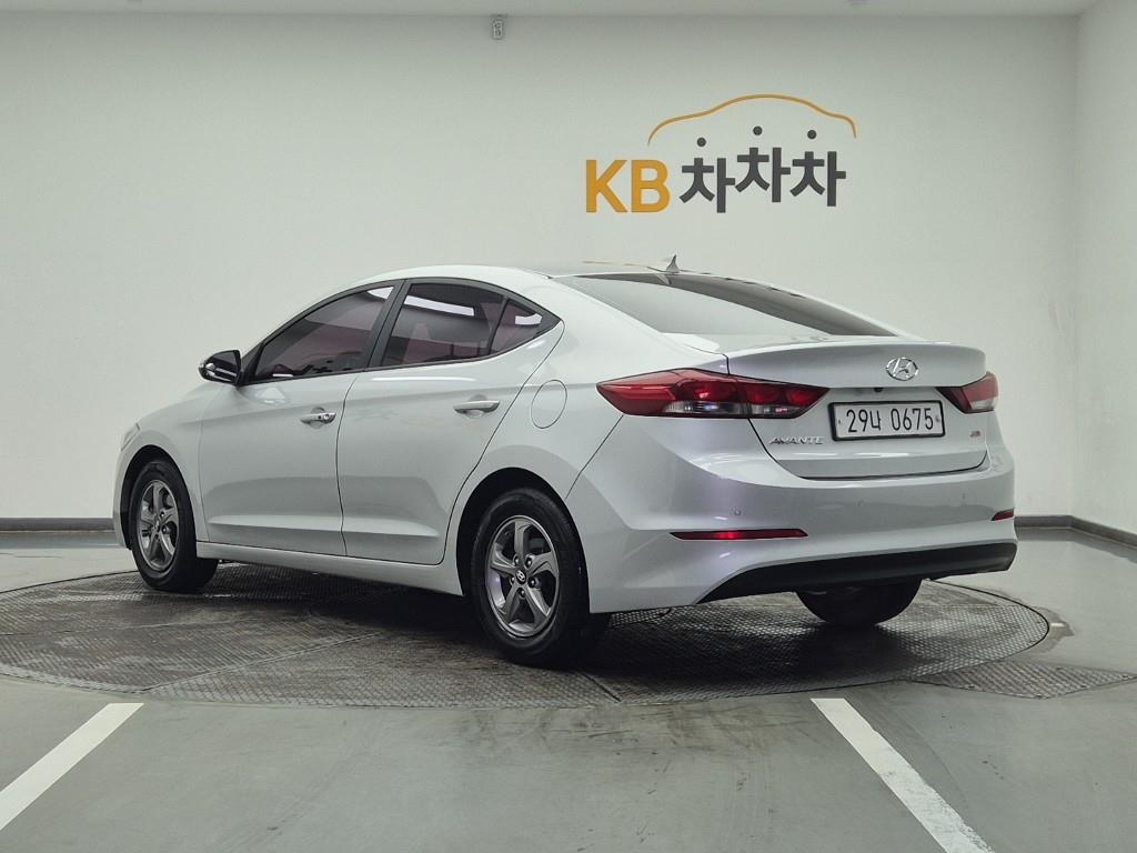 HYUNDAI Avante - Vista 3